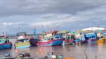 Dùng thuyền thúng cứu 7 tàu cá bị đứt dây neo trôi ra cửa biển