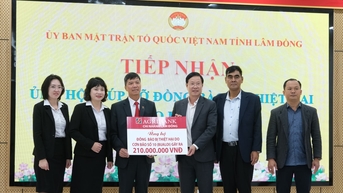 Agribank Lâm Đồng ủng hộ hơn 700 triệu đồng giúp đồng bào vùng bão lũ và Quỹ Vì người nghèo