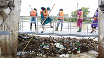 Vớt rác khơi thông dòng chảy, ngăn nguy cơ vỡ đập tràn tại Hòa Tiến