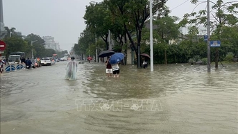 Nhiều tuyến đường tại Huế bị chia cắt, lũ sông Hương vẫn trên báo động 3