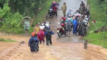 Mưa lớn gây chia cắt, nhiều giáo viên mắc kẹt trên đường đến trường