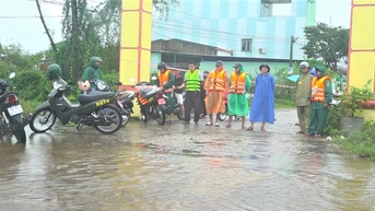 Nhiều tuyến đường, khu dân cư vùng trũng thấp bị ngập sâu trong lũ