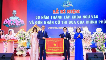Khoa Ngữ văn Trường ĐHSP Hà Nội 2 đón nhận Cờ thi đua của Chính phủ