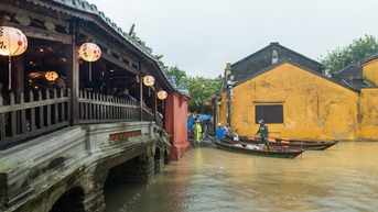 Phóng sự ảnh: Hội An ngập nặng, người dân chèo thuyền đi trong phố cổ