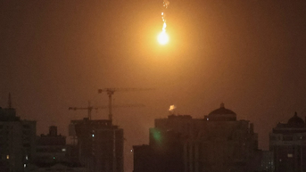 Bầu trời Nga rực sáng khi bị 121 UAV tấn công trong đêm