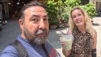 ប្តីប្រពន្ធជនជាតិទួរគីចំណាយពេល 24 ម៉ោងញ៉ាំអាហារតាមផ្លូវ 10 ក្រោម 1 ដុល្លារនៅទីក្រុងហូជីមិញ