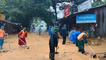 Lực lượng vũ trang Đà Nẵng hỗ trợ nhân dân ứng phó mưa lớn kéo dài