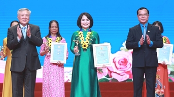 Nữ cán bộ ngân hàng đầu tiên được vinh danh "Nữ đoàn viên công đoàn năng động, sáng tạo, trách nhiệm"
