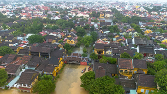 Người dân phố cổ Hội An tất bật chạy lũ
