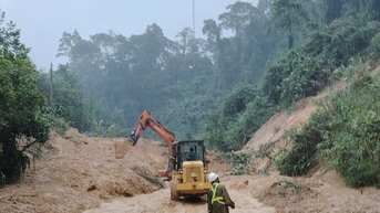 Mưa lớn gây sạt lở nghiêm trọng trên đường Hồ Chí Minh qua Đà Nẵng, Quảng Ngãi
