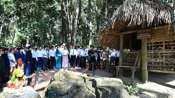 Đoàn đại biểu Dân vận khéo dâng hương, báo công dâng Bác tại Tân Trào