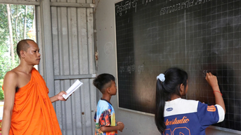 Những lớp học miễn phí tiếng Khmer dưới mái chùa