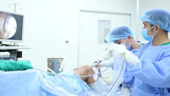 Khó gập duỗi sau phẫu thuật thay khớp, vì sao?