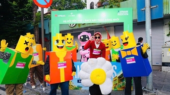 Những trang phục độc đáo trên đường chạy VPBank Hanoi International Marathon 2025