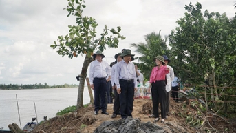 Bí thư Tỉnh ủy- Trần Văn Lâu khảo sát hình hình sạt lở tại cồn Thanh Long