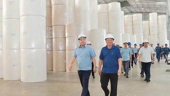 Chủ tịch UBND tỉnh Phan Huy Ngọc kiểm tra hoạt động một số nhà máy tại Khu công nghiệp Long Bình An