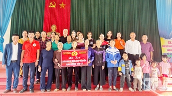 Hội đồng Bùi tộc Việt Nam tặng quà trên 300 hộ bị ảnh hưởng bởi mưa lũ