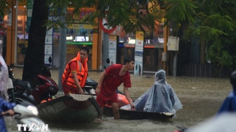 Lũ lớn cuốn trôi chân cầu Leno nối hai xã Khe Tre và Nam Đông (Huế)