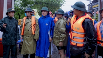 Phó Chủ tịch UBND TP. Huế Phan Quý Phương kiểm tra công tác ứng phó mưa lũ tại Lộc An
