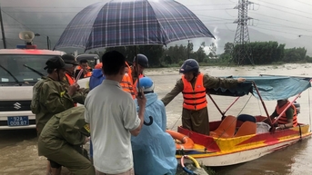 Công an xã Hà Nha vượt mưa lũ đưa sản phụ đến bệnh viện an toàn