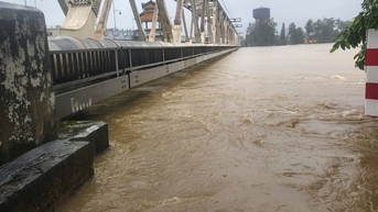 Ngành Đường sắt ngừng nhiều đôi tàu do mưa bão ở miền Trung