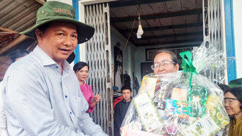 Lãnh đạo tỉnh Vĩnh Long thăm, tặng quà người dân vùng sạt lở