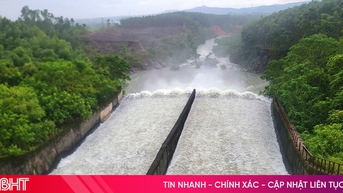 Hồ Kẻ Gỗ xả tràn lưu lượng nhỏ, nhiều hồ chứa sắp được điều tiết hạ thấp mực nước