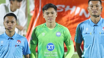 Thủ môn Nguyên Mạnh sẵn sàng đá tiền đạo ở Nam Định