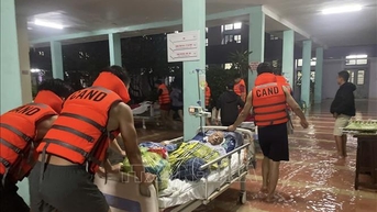 Huế: Kịp thời đưa bệnh nhân trong bệnh viện bị ngập lụt đến nơi an toàn