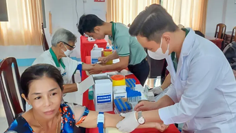 Tặng quà, tầm soát bệnh cho phụ nữ khó khăn xã Đông Phước