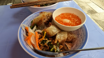 Bún thịt nướng Quận 1: Món ăn vỉa hè khiến du khách Anh mê mẩn