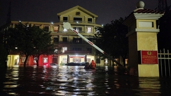 Huế: Mưa lớn gây sập cầu, Công an sơ tán bệnh nhân trong biển nước, di chuyển dân đến trú tại trụ sở