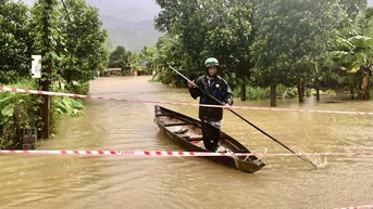 Thời tiết hôm nay 28-10: Miền Trung vẫn mưa rất to, người dân oằn mình với lũ