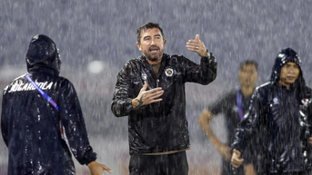 HLV Kewell ngán ngẩm mặt sân V-League: 'Tôi chưa từng thấy thứ này bao giờ'