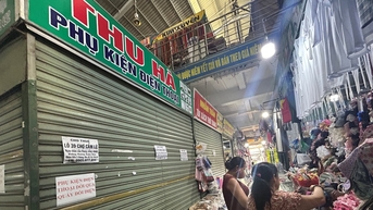 Chợ truyền thống dần vắng khách