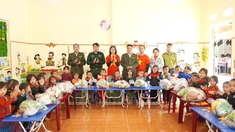 Trao hơn 2.700 suất quà cho học sinh xã biên giới Sơn Vĩ