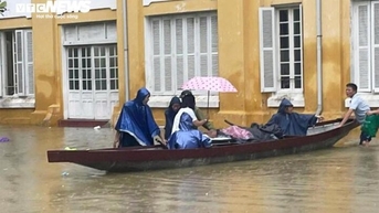 Nguyên nhân miền Trung mưa đặc biệt lớn, nhiều nơi chìm trong biển nước