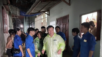 Di dời khẩn hơn 130 hộ dân vùng ngập sông Cà Ty trong đêm