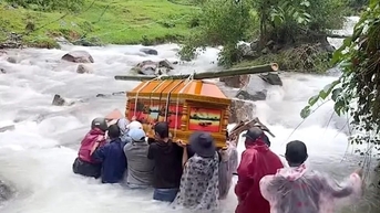 Người dân vùng cao Đà Nẵng khiêng quan tài vượt lũ dữ đi an táng