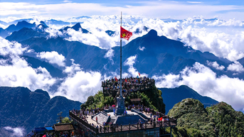 Khoảnh khắc xúc động trong lễ thượng cờ Tổ quốc trên 'nóc nhà Đông Dương'