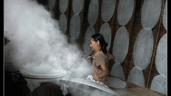PHỤ NỮ NAM BỘ TRONG BẢO TỒN VÀ PHÁT HUY NGHỀ BÁNH TRÁNG TRUYỀN THỐNG