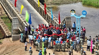 Người dân châu Phi nhảy múa bên cây cầu do chiến sĩ công binh Việt Nam sửa chữa