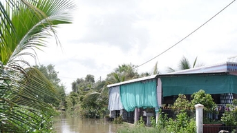 Cuộc sống người dân đảo lộn vì lũ