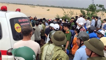 Lật ghe khi đi đập chuột trong lũ, 1 người mất tích