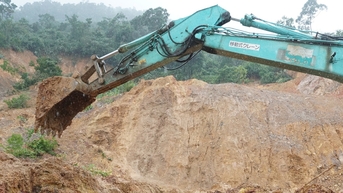 Lạnh gáy hiện trường đồi đất ập xuống cao tốc La Sơn - Hòa Liên