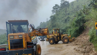 Khẩn trương khắc phục hậu quả mưa lũ, đảm bảo giao thông khu vực miền Trung