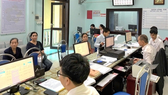 Mưa lũ, người dân vẫn đến giao dịch thủ tục hành chính