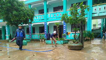 Nước lũ thất thường, người dân Đà Nẵng tất bật dọn bùn