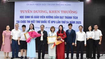 Khen thưởng học sinh và giáo viên đạt thành tích tại Cuộc thi viết thư quốc tế UPU