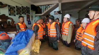 យោធភូមិភាគទី៥ ជំរុញសកម្មភាព "៤ ចំណុច" ឆ្លើយតបយ៉ាងសកម្ម និងទាន់ពេលវេលា ដើម្បីជំនះនូវផលវិបាកនៃភ្លៀង និងទឹកជំនន់ក្នុងតំបន់។